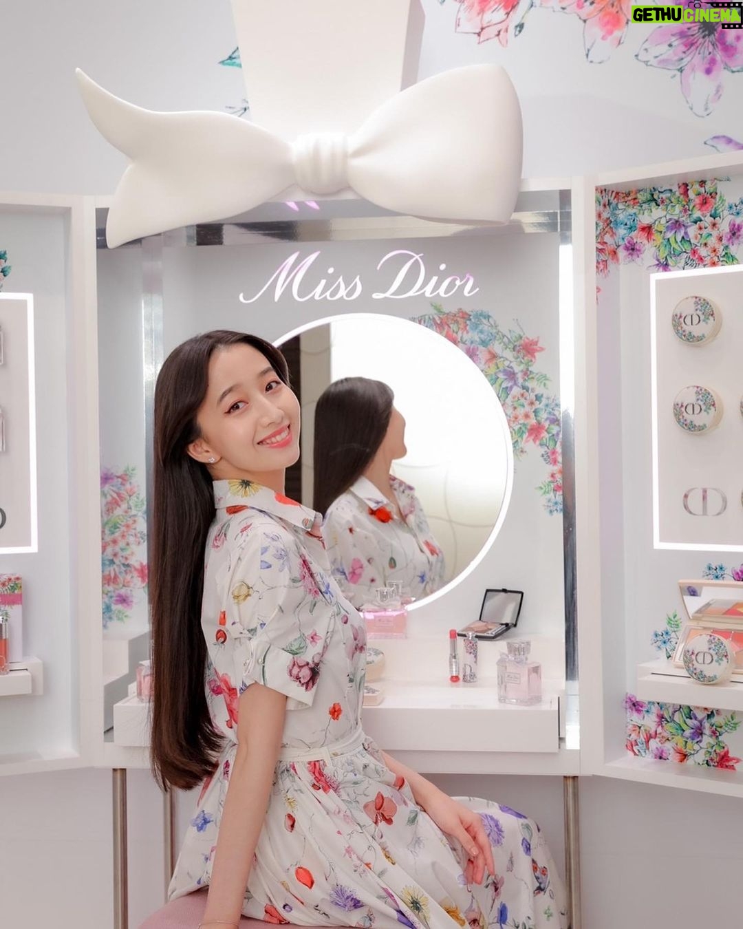 Cocomi Instagram - 💕✨【ブドワール】✨💕 ショーの前にモデルさんがヘアメイクをして、美しさの仕上げにミス ディオールの香りを纏う特別なドレスルーム “ブドワール”。 その可憐な花々の香りに包まれ、美しさが溢れる空間にインスパイアされた「ミス ディオール ブルーミング ブドワール コレクション」の中でも、「ディオールスキン フォーエヴァー クッション パウダ―」が、パッケージも可愛く、素敵でした。あと、5枚目のサンククルールアイシャドウ、可愛すぎです。 @diorbeauty @dior #ミスディオール