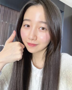 Cocomi Instagram - 最近のご馳走やその他もろもろ投稿🥰
・
冬は乾燥が天敵なので保湿多めで乗り切りましょう‼️
・
 #diorsnow @diorbeauty
・
前髪伸びたなぁ💭
・
 #小指長くないか姉さん