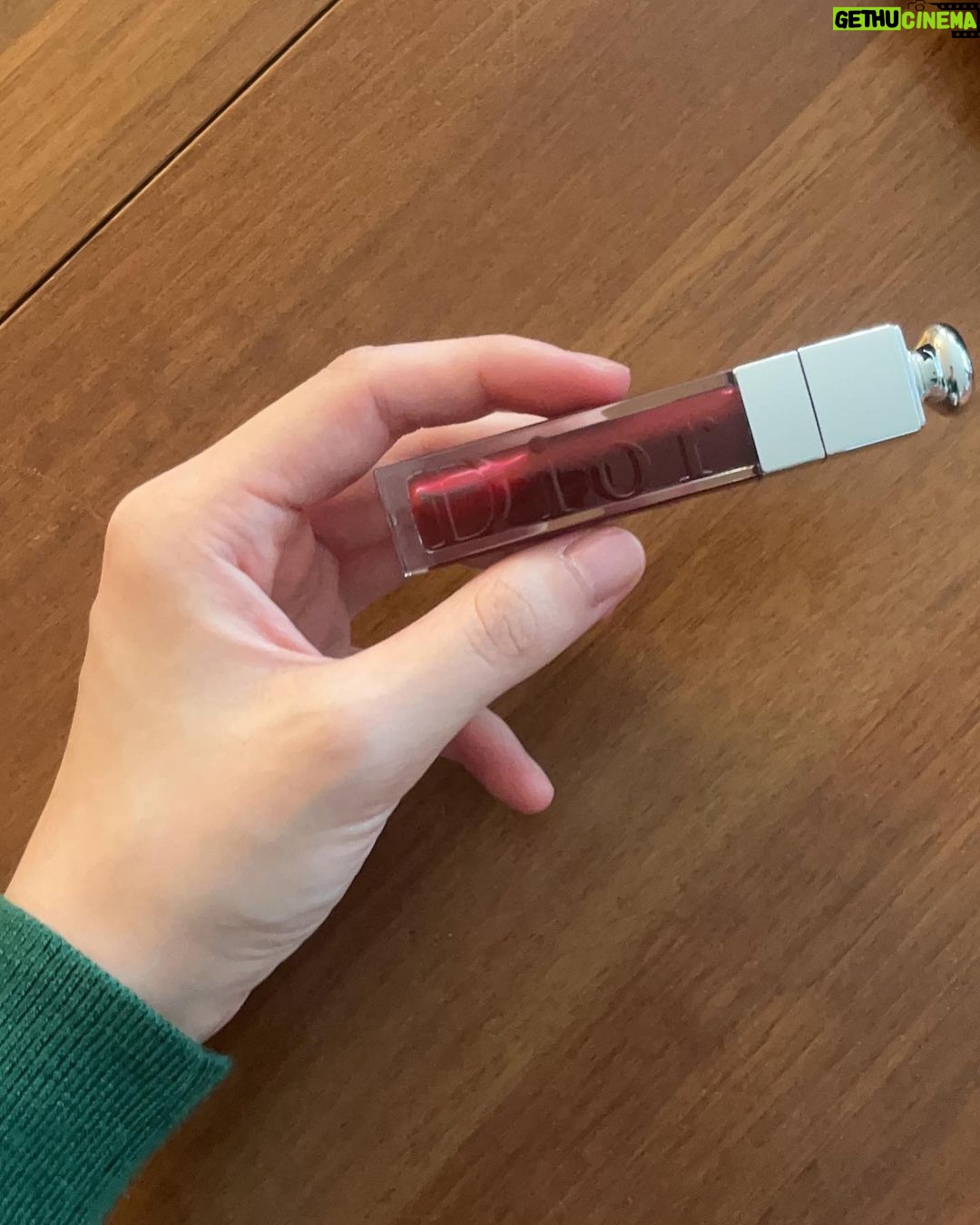 Cocomi Instagram - お庭でひーじーと戯れてます。 ・ @diorbeauty Diorのマキシマイザーで新しく好きな色を発見〜。ブルベさんに特にオススメです。👌🏼👌🏼✨ ・ 色: 035バーガンディー ・ 透明感ある紫ピンク。シュテキ。🥳