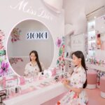 Cocomi Instagram - 💕✨【ブドワール】✨💕 ショーの前にモデルさんがヘアメイクをして、美しさの仕上げにミス ディオールの香りを纏う特別なドレスルーム “ブドワール”。 その可憐な花々の香りに包まれ、美しさが溢れる空間にインスパイアされた「ミス ディオール ブルーミング ブドワール コレクション」の中でも、「ディオールスキン フォーエヴァー クッション パウダ―」が、パッケージも可愛く、素敵でした。あと、5枚目のサンククルールアイシャドウ、可愛すぎです。 @diorbeauty @dior #ミスディオール