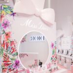 Cocomi Instagram - 💕✨【ブドワール】✨💕 ショーの前にモデルさんがヘアメイクをして、美しさの仕上げにミス ディオールの香りを纏う特別なドレスルーム “ブドワール”。 その可憐な花々の香りに包まれ、美しさが溢れる空間にインスパイアされた「ミス ディオール ブルーミング ブドワール コレクション」の中でも、「ディオールスキン フォーエヴァー クッション パウダ―」が、パッケージも可愛く、素敵でした。あと、5枚目のサンククルールアイシャドウ、可愛すぎです。 @diorbeauty @dior #ミスディオール