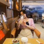 Cocomi Instagram - アリスとテレスのまぼろし工場を観に行きました。岡田先生の作品、やっぱり息を飲むほど美しいです。 ・ 記念に写真撮ってもらったのに気まずそうなのは何故。🧍🏻‍♀️←こう立ってる