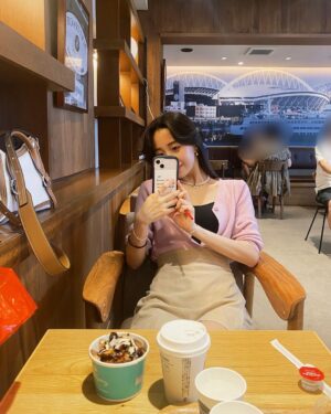 Cocomi Instagram - アリスとテレスのまぼろし工場を観に行きました。岡田先生の作品、やっぱり息を飲むほど美しいです。
・
記念に写真撮ってもらったのに気まずそうなのは何故。🧍🏻‍♀️←こう立ってる