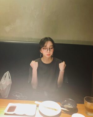 Cocomi Instagram - 友人と焼肉へ‼️
美味しくてガッツポーズ。
何故か妹の自慢大会に。
生肉最高です！！！！