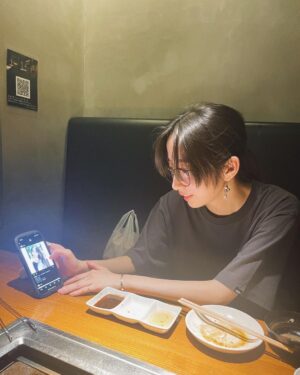 Cocomi Instagram - 友人と焼肉へ‼️
美味しくてガッツポーズ。
何故か妹の自慢大会に。
生肉最高です！！！！