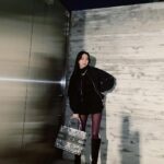 Cocomi Instagram – Dior ブックトート🥰✨ 可愛すぎですね〜。。。♡ @Dior Santa Claus 🎅🩶🤍
・
ヒール履いてる時は壁に寄りかかって足を少し前に置いてピーンと膝を真っ直ぐにすると盛れます👀
・
📸by 妹シスター豆アマゾン
・
#ootd