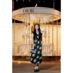 Cocomi Instagram - ✨パリのチュイルリーガーデンにインスパイアされたディオールの期間限定ポップアップ✨ 夢の迷路に迷い込んだかのような幻想的な会場にうっとりしました。💕 限定のメイクやキャンドル、クリスマスムードにテンションが上がりました🥰🕺🏻✨ イルミネーションと美しい景色で心もキラキラにしてくれました🌟 ・ @diorbeauty @dior #Diorholiday #ガーデンオブドリームズ #SupportedByDior