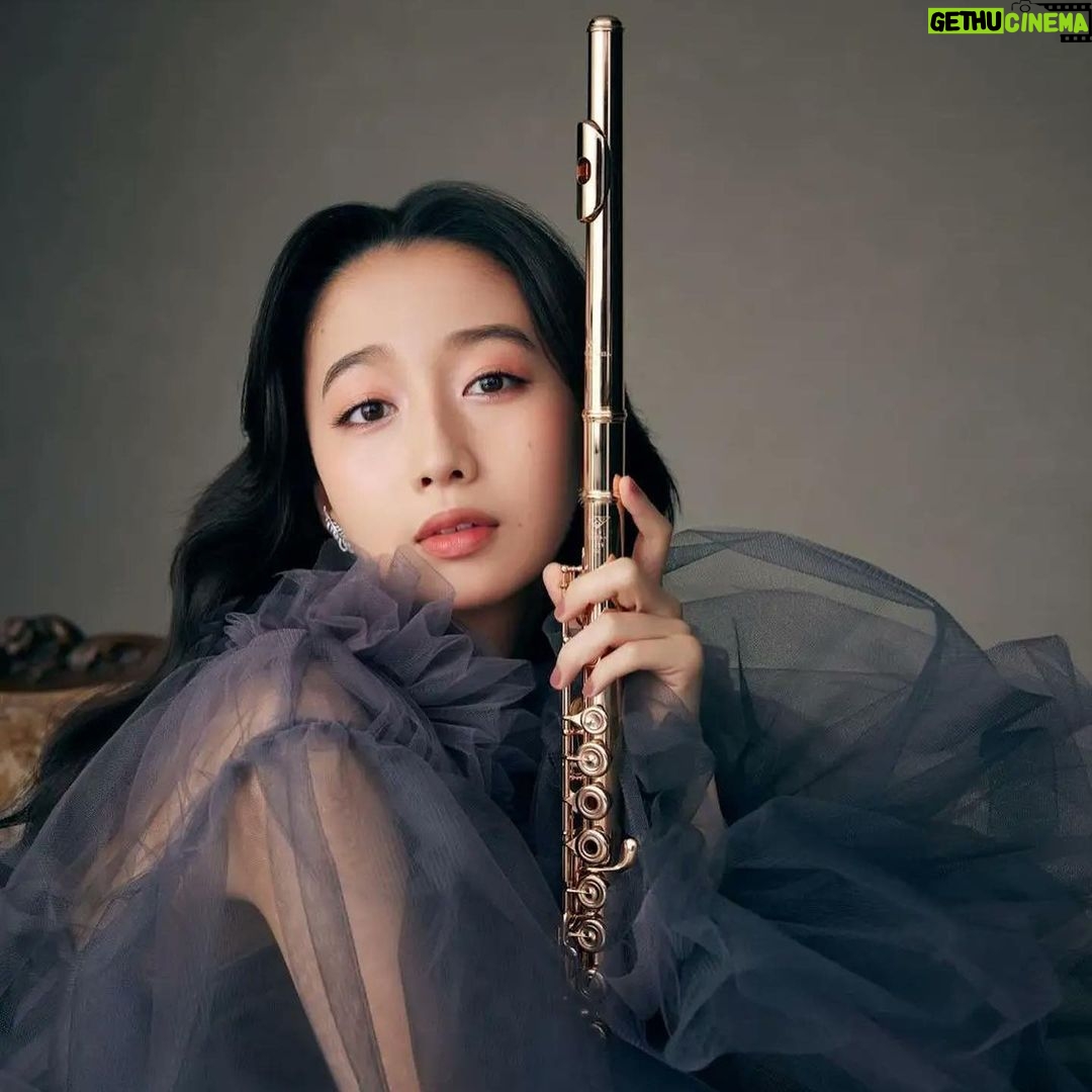 Cocomi Instagram - 【‼️Big Big News‼️】大変光栄なことに、2ndアルバム『Mélancolie』をリリースすることになりました。😳🥰🥰 フランスの作曲家3人にフォーカスした小品集になっています。 今回は、ピアニストのニュウニュウさんと一緒に制作しました。 ・ 本日より、先行トラック「アラベスク」の配信がスタートしています。是非お聴きください☺️✨ @niuniupiano @universalclassics.jp