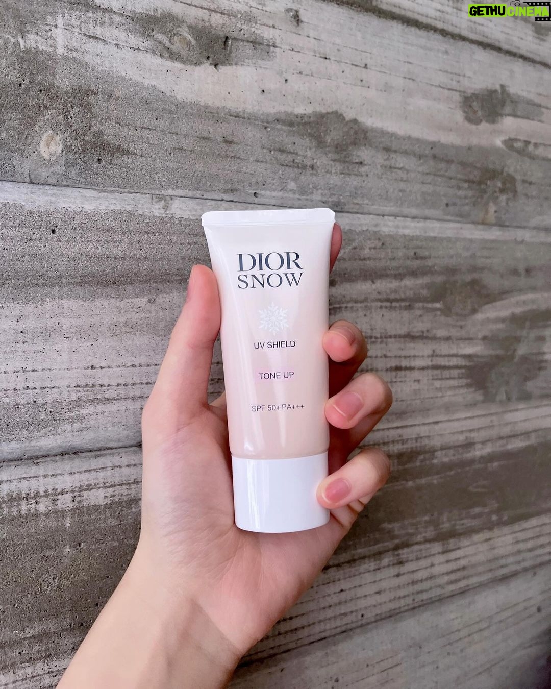 Cocomi Instagram - 今日のメイクは、ナチュラルな気分でしたので、DiorスノーのトーンアップUVシールドと、アイブロウとコンシーラーとリップだけでした。⸜❄️⸝ ・ コンシーラーは、Diorバックステージの0Nを使ってます。