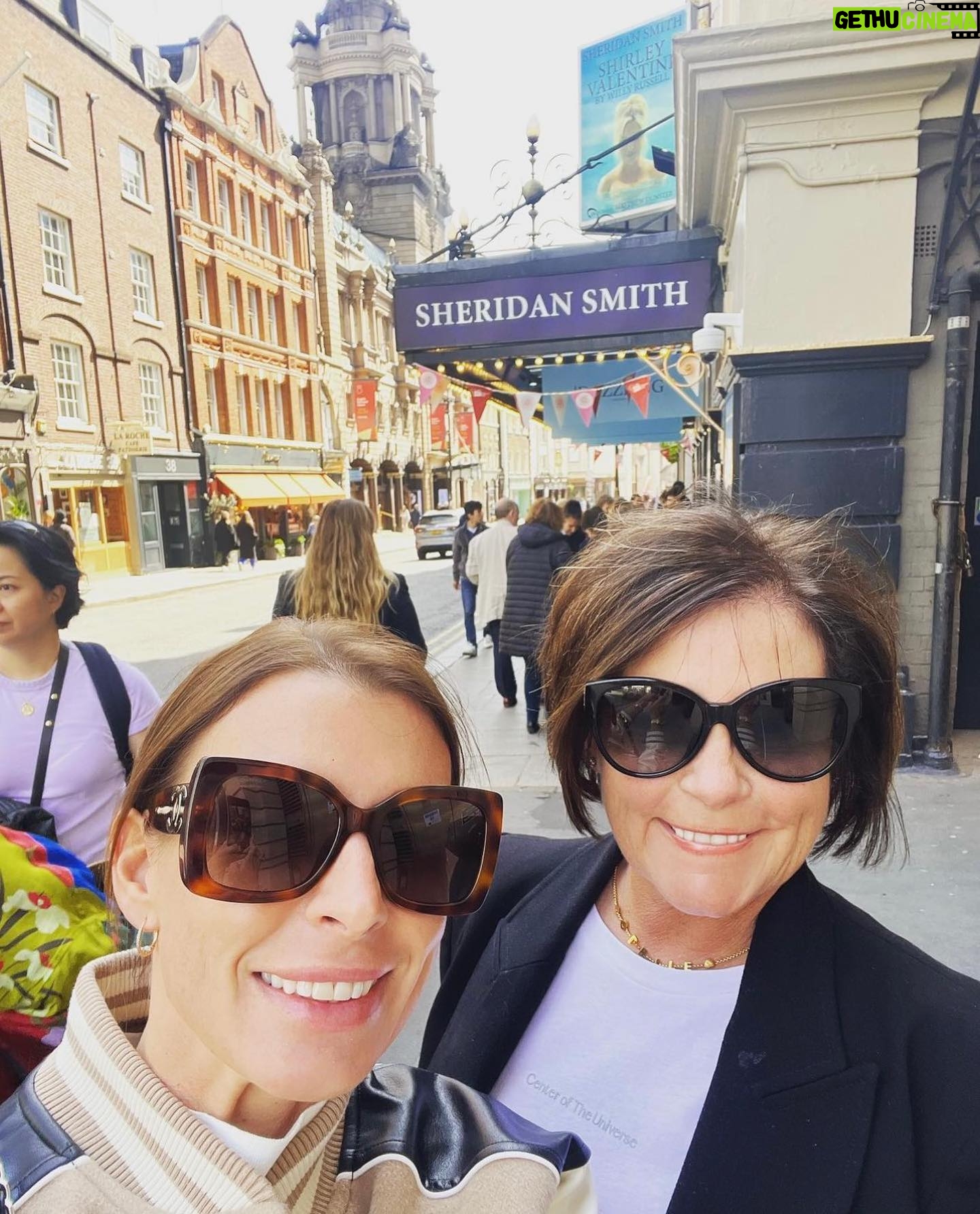 Coleen Rooney Instagram - Twice in a week, back with my mum. Amazing show @shirleyonstage @sheridansmithster 👏🏼❤️ #ShirleyValentine