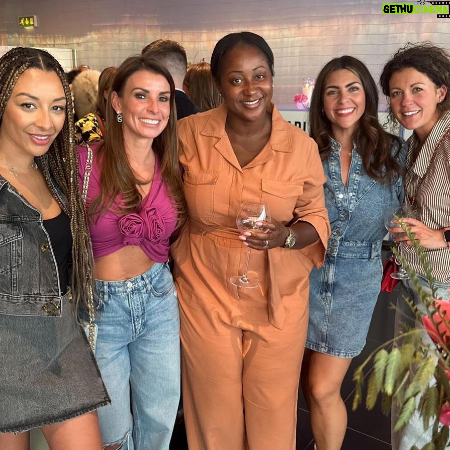 Coleen Rooney Instagram - Great night at the launch of @garybarlowwines. Thanks @julieperryevents. It was great to catch up with some lovely faces. 🍷🎤💗