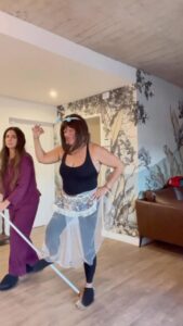 Connie Ballarini Instagram - LA CAJITA MUSICAL de @lilicatarinella 🎶🎶🎶 #TBT Cual es tu Cajita preferida ? 1 - Bailarina CLÁSICA 2- La Japonesa 3- La ….no sé qué es la última Si ven algún video muy @lilicatarinella mándenme así los hacemos ! 😂