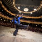 Connie Ballarini Instagram - MAIPO 🙌🏽❤️ Ay ay ay se va terminando este ciclo hermoso de LOS MIÉRCOLES en el @teatromaipo y a mi me agarra una cositaaaaa xq es magia pura lo que sucede con Uds ahí Nos queda el miércoles que viene, último de este ciclo pero que en breve se va a repetir xq Uds hicieron q sea un ÉXITO! Gracias a toda la gente hermosa q vino ayer, no sé si alguna se fue a peregrinar con la chica de la primera fila 😂 Gracias a los tips alguna va a meter un caño en el medio de la casa y gracias a la chica q vino con el novio con trofeo 🏆 incorporado a mostrarlo a la función 😂🙈 Recuerden hacerse amigos del encargado y nunca ponerse en garantía ( menos a un novio ) Y si alguien descubrió cuál era el fútbolista que me lo mande x privado porque me toy volviendo loca googleando futbol Milán 3meses Los amo un montón Nos vemos el miércoles que viene en la última función de este ciclo ! - no quiero decir mucho, pero en JuLio me pareeeeeeceeeeeeeee q hacemos otro Maipo ! Estén atentos! 👉🏽 🎥. Deslicen y vean la coreo de Emilia dsd dos planos distintos… la 2da con cámara ‘en mano’ literal es ESPECTACULAR 😂 Producción 👾 @standupargentina @matiaspisera @neshis @pablouchaolmedo Look 💣 camisa @haeder.club Top @somos_rad Pantalon : mío 👉🏽Entradas e info de mis funciones en www.connieballarini.com.ar