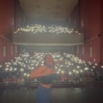Connie Ballarini Instagram - ITUZAINGO Locura total, primera vez en mi vida que hago mi Unipersonal en un teatro tan gigante con el de ayer ! Si, más de 1300 personas ahí … prefiero no ser muy consciente de eso xq sino me hago 💩 encima Éramos muuuuchiiisimos pero se sintió una calidez como si fuese el living de casa y eso es HERMOSO… Gracias Ituzaingo, como siempre el OESTE tiene una energía contagiosa y una buena onda que amo y agradecer! Aguante Uds y las increíbles anécdotas q contaron… dsp de ayer cuando vaya el chico de Telecentro a tu casa 🏠 nada será igual 😂😂😂 lo van a ver con otros ojos y no van a poder no recordar las fantasías de nuestra amiga y su pareja … tb un especial agradecimiento a Charly y su aqua Gym y recuerden el tip del jengibre… no se si se lo tomaba o que hacía para 🔥🔥🔥. Busca la opción que más te guste 😂 ❤️Gracias gente x ser tan geniales. Los amo con locuraaaaaa - vean la salida en uno de los videos…. es de rock Star !! - 🎸 📸Hay una seguidilla de fotos sacadas x @dieguitomaggio que no sé si es ARTE o 💩 lo que logró con esas capturas. Vayan a verlo y me cuentan😂 Producción @standupargentina @dieguitomaggio @neshis Fechas de mis próximas funciones en mi página www.connieballarini.com.ar