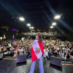 Connie Ballarini Instagram – LIMA -PERU 🇵🇪

Gracias por recibirme con tanto amor, estoy muy sorprendida xq nunca imaginé tener público en este país … pero la vida me sorprendió y metimos 800 personas c mi Unipersonal de Stand Up ! 
Gracias gente hermosa x tanto amor 
Gracias @carolinasilvasantisteban por insistir y confiar para traer el Uni acá y obviamente toda la gestión q fue impecable.  Es hermoso volver a cruzarte dsp de tantos años… y ver como las dos crecimos tanto en la comedia me llena de emoción 
Gracias @norkagaspar preciosa por abrirme el show con esa energía arrolladora que tenes y gracias x la investigación exhaustiva sobre Karol G ( ver anteultima historia) 
Gracias a toda la gente increíble que vino al show que fueron lo máximo… y a los comediantes que vinieron a verme. De corazón Uds no saben que hermoso se siente saber que colegas están ahí viendo tu comedia. Gracias fue un placer conocerlos ❤️ 
Estoy en este momento en la cama del hotel procesando todo esto que es muy fuerte y hermoso. 
Me queda un día más aquí de descanso y disfrute porque a eso invita Lima ❤️🇵🇪
PERU, q hermoso país sos, su gente, su comida exquisita y que maravilloso es el pisco por favor 
No soy de tomar pero aquí todos los días un pisco ( y quien te dice dos ) para que me de alegría justa para disfrutar de cada momento en este bellísimo país ! 
Los amo y espero volver prontito 🇵🇪❤️
Gracias x tanto ! 

Producción @standupargentina & @vodevilpe @matiaspisera @carolinasilvasantisteban @gaileerodriguez 
Hotel @britaniacrystalcollection 
Look 💣 @pazcornu @pazcornuok