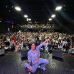 Connie Ballarini Instagram – LIMA -PERU 🇵🇪

Gracias por recibirme con tanto amor, estoy muy sorprendida xq nunca imaginé tener público en este país … pero la vida me sorprendió y metimos 800 personas c mi Unipersonal de Stand Up ! 
Gracias gente hermosa x tanto amor 
Gracias @carolinasilvasantisteban por insistir y confiar para traer el Uni acá y obviamente toda la gestión q fue impecable.  Es hermoso volver a cruzarte dsp de tantos años… y ver como las dos crecimos tanto en la comedia me llena de emoción 
Gracias @norkagaspar preciosa por abrirme el show con esa energía arrolladora que tenes y gracias x la investigación exhaustiva sobre Karol G ( ver anteultima historia) 
Gracias a toda la gente increíble que vino al show que fueron lo máximo… y a los comediantes que vinieron a verme. De corazón Uds no saben que hermoso se siente saber que colegas están ahí viendo tu comedia. Gracias fue un placer conocerlos ❤️ 
Estoy en este momento en la cama del hotel procesando todo esto que es muy fuerte y hermoso. 
Me queda un día más aquí de descanso y disfrute porque a eso invita Lima ❤️🇵🇪
PERU, q hermoso país sos, su gente, su comida exquisita y que maravilloso es el pisco por favor 
No soy de tomar pero aquí todos los días un pisco ( y quien te dice dos ) para que me de alegría justa para disfrutar de cada momento en este bellísimo país ! 
Los amo y espero volver prontito 🇵🇪❤️
Gracias x tanto ! 

Producción @standupargentina & @vodevilpe @matiaspisera @carolinasilvasantisteban @gaileerodriguez 
Hotel @britaniacrystalcollection 
Look 💣 @pazcornu @pazcornuok