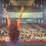 Connie Ballarini Instagram - ITUZAINGO Locura total, primera vez en mi vida que hago mi Unipersonal en un teatro tan gigante con el de ayer ! Si, más de 1300 personas ahí … prefiero no ser muy consciente de eso xq sino me hago 💩 encima Éramos muuuuchiiisimos pero se sintió una calidez como si fuese el living de casa y eso es HERMOSO… Gracias Ituzaingo, como siempre el OESTE tiene una energía contagiosa y una buena onda que amo y agradecer! Aguante Uds y las increíbles anécdotas q contaron… dsp de ayer cuando vaya el chico de Telecentro a tu casa 🏠 nada será igual 😂😂😂 lo van a ver con otros ojos y no van a poder no recordar las fantasías de nuestra amiga y su pareja … tb un especial agradecimiento a Charly y su aqua Gym y recuerden el tip del jengibre… no se si se lo tomaba o que hacía para 🔥🔥🔥. Busca la opción que más te guste 😂 ❤️Gracias gente x ser tan geniales. Los amo con locuraaaaaa - vean la salida en uno de los videos…. es de rock Star !! - 🎸 📸Hay una seguidilla de fotos sacadas x @dieguitomaggio que no sé si es ARTE o 💩 lo que logró con esas capturas. Vayan a verlo y me cuentan😂 Producción @standupargentina @dieguitomaggio @neshis Fechas de mis próximas funciones en mi página www.connieballarini.com.ar