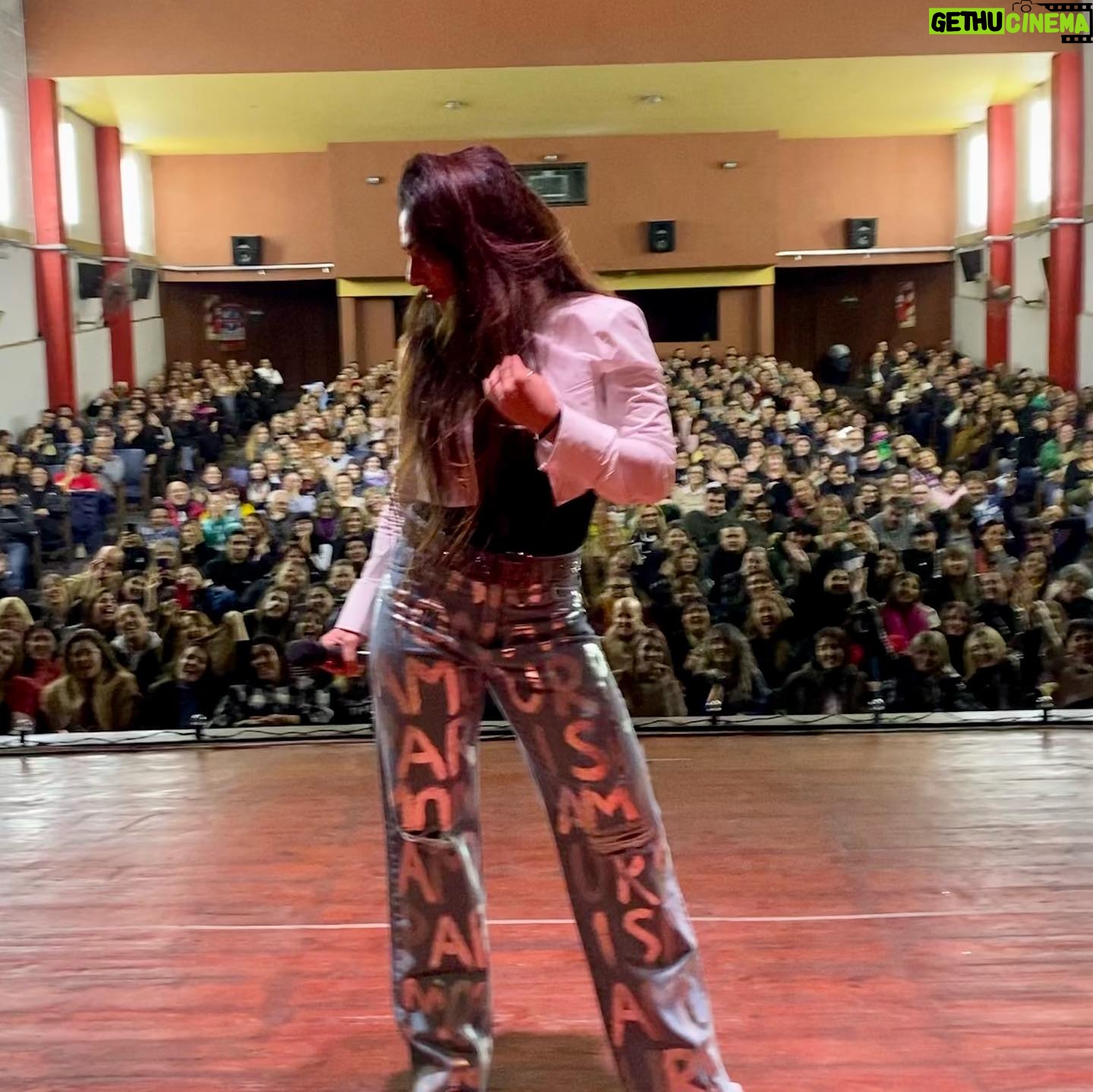 Connie Ballarini Instagram - LOMAS de mi ❤️ Siempre es especial actuar en tu barrio, es actuar en tu casa… en el lugar donde creciste y de donde salieron las primeras anécdotas que te marcan para toda la vida. Que noche tan especial y divertida la de ayer … cuando digo divertida tb quiero decir traumada xq a partir de ahora cuando alguien me invite 2 cervezas 🍺 voy a pensar ‘vos que más queres ‘ 🤔😂…. Me hicieron mear de la risa, pero no sean mal pensados 😂😂 Gracias x ser Lo más de LoMaS ! Nos vemos muy pronto Si estuviste ahí contame q amo leerlos ❤️❤️❤️ Producción @standupargentina @beluplesky @jeremy_lp1 Look 💣 jean @pazcornu Body @pimienta.intimates