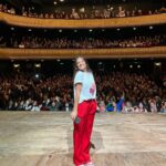 Connie Ballarini Instagram – MAIPO ❤️ 

Que función nos mandamos gente hermosa!! 
Ayer sentí que entramos en FLOW… un concepto muy hermoso que lo sentía muchas veces en el escenario, en esas funciones que decis ‘hoy entra todo’, esas noches que te sentís cómoda, la tranquilidad que da estar conectada con vos y con la gente .. esa noches en las q hay magia, que se siente que estamos todos en una … pero no lo conocía como concepto hasta hace un tiempo cuando una maestra me lo explicó, lo mencionó y dije ‘ahhhhhh siiiiii’  Bueh eso sentí ayer … y es mágico. Se siente hermoso 
Te puede pasar en un deporte, en el escenario o en cualquier disciplina cuando entras en una en la que no existe el tiempo, como cuando sos chico y empezas a jugar algo y cuando miras el reloj decís cómo que pasaron 3hs y no me di cuenta …  bueno eso, esos momentos en el que todo es disfrute y deseas que ese estado sea eterno. … Eso yo sentí yo ayer y fui muy feliz. 
Gracias! Los amo… 
La cantidad de anécdotas y momentos increíbles que se generaron ayer creo q fue récord jajaja. 
Los iré subiendo a mi canal de YouTube para que la gente tb disfrute de estas #CharlitasConElPublico 

Nos vemos el próximo miércoles en este bello CICLO DE LOS MIÉRCOLES EN EL @teatromaipo 
-todos los miércoles de abril y sumamos el 8 y 15 de Mayo – 
Entradas en mi página www.connieballarini.com.ar ( link en bio ) 

Producción @standupargentina @matiaspisera @jeremy_lp1 @pablouchaolmedo