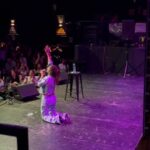 Connie Ballarini Instagram – LIMA -PERU 🇵🇪

Gracias por recibirme con tanto amor, estoy muy sorprendida xq nunca imaginé tener público en este país … pero la vida me sorprendió y metimos 800 personas c mi Unipersonal de Stand Up ! 
Gracias gente hermosa x tanto amor 
Gracias @carolinasilvasantisteban por insistir y confiar para traer el Uni acá y obviamente toda la gestión q fue impecable.  Es hermoso volver a cruzarte dsp de tantos años… y ver como las dos crecimos tanto en la comedia me llena de emoción 
Gracias @norkagaspar preciosa por abrirme el show con esa energía arrolladora que tenes y gracias x la investigación exhaustiva sobre Karol G ( ver anteultima historia) 
Gracias a toda la gente increíble que vino al show que fueron lo máximo… y a los comediantes que vinieron a verme. De corazón Uds no saben que hermoso se siente saber que colegas están ahí viendo tu comedia. Gracias fue un placer conocerlos ❤️ 
Estoy en este momento en la cama del hotel procesando todo esto que es muy fuerte y hermoso. 
Me queda un día más aquí de descanso y disfrute porque a eso invita Lima ❤️🇵🇪
PERU, q hermoso país sos, su gente, su comida exquisita y que maravilloso es el pisco por favor 
No soy de tomar pero aquí todos los días un pisco ( y quien te dice dos ) para que me de alegría justa para disfrutar de cada momento en este bellísimo país ! 
Los amo y espero volver prontito 🇵🇪❤️
Gracias x tanto ! 

Producción @standupargentina & @vodevilpe @matiaspisera @carolinasilvasantisteban @gaileerodriguez 
Hotel @britaniacrystalcollection 
Look 💣 @pazcornu @pazcornuok