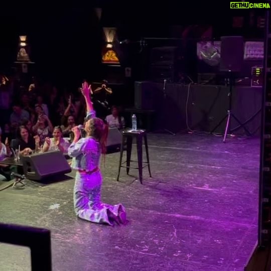 Connie Ballarini Instagram - LIMA -PERU 🇵🇪 Gracias por recibirme con tanto amor, estoy muy sorprendida xq nunca imaginé tener público en este país … pero la vida me sorprendió y metimos 800 personas c mi Unipersonal de Stand Up ! Gracias gente hermosa x tanto amor Gracias @carolinasilvasantisteban por insistir y confiar para traer el Uni acá y obviamente toda la gestión q fue impecable. Es hermoso volver a cruzarte dsp de tantos años… y ver como las dos crecimos tanto en la comedia me llena de emoción Gracias @norkagaspar preciosa por abrirme el show con esa energía arrolladora que tenes y gracias x la investigación exhaustiva sobre Karol G ( ver anteultima historia) Gracias a toda la gente increíble que vino al show que fueron lo máximo… y a los comediantes que vinieron a verme. De corazón Uds no saben que hermoso se siente saber que colegas están ahí viendo tu comedia. Gracias fue un placer conocerlos ❤️ Estoy en este momento en la cama del hotel procesando todo esto que es muy fuerte y hermoso. Me queda un día más aquí de descanso y disfrute porque a eso invita Lima ❤️🇵🇪 PERU, q hermoso país sos, su gente, su comida exquisita y que maravilloso es el pisco por favor No soy de tomar pero aquí todos los días un pisco ( y quien te dice dos ) para que me de alegría justa para disfrutar de cada momento en este bellísimo país ! Los amo y espero volver prontito 🇵🇪❤️ Gracias x tanto ! Producción @standupargentina & @vodevilpe @matiaspisera @carolinasilvasantisteban @gaileerodriguez Hotel @britaniacrystalcollection Look 💣 @pazcornu @pazcornuok