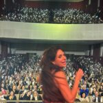 Connie Ballarini Instagram - ITUZAINGO Locura total, primera vez en mi vida que hago mi Unipersonal en un teatro tan gigante con el de ayer ! Si, más de 1300 personas ahí … prefiero no ser muy consciente de eso xq sino me hago 💩 encima Éramos muuuuchiiisimos pero se sintió una calidez como si fuese el living de casa y eso es HERMOSO… Gracias Ituzaingo, como siempre el OESTE tiene una energía contagiosa y una buena onda que amo y agradecer! Aguante Uds y las increíbles anécdotas q contaron… dsp de ayer cuando vaya el chico de Telecentro a tu casa 🏠 nada será igual 😂😂😂 lo van a ver con otros ojos y no van a poder no recordar las fantasías de nuestra amiga y su pareja … tb un especial agradecimiento a Charly y su aqua Gym y recuerden el tip del jengibre… no se si se lo tomaba o que hacía para 🔥🔥🔥. Busca la opción que más te guste 😂 ❤️Gracias gente x ser tan geniales. Los amo con locuraaaaaa - vean la salida en uno de los videos…. es de rock Star !! - 🎸 📸Hay una seguidilla de fotos sacadas x @dieguitomaggio que no sé si es ARTE o 💩 lo que logró con esas capturas. Vayan a verlo y me cuentan😂 Producción @standupargentina @dieguitomaggio @neshis Fechas de mis próximas funciones en mi página www.connieballarini.com.ar