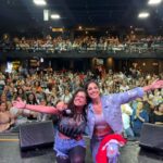 Connie Ballarini Instagram – LIMA -PERU 🇵🇪

Gracias por recibirme con tanto amor, estoy muy sorprendida xq nunca imaginé tener público en este país … pero la vida me sorprendió y metimos 800 personas c mi Unipersonal de Stand Up ! 
Gracias gente hermosa x tanto amor 
Gracias @carolinasilvasantisteban por insistir y confiar para traer el Uni acá y obviamente toda la gestión q fue impecable.  Es hermoso volver a cruzarte dsp de tantos años… y ver como las dos crecimos tanto en la comedia me llena de emoción 
Gracias @norkagaspar preciosa por abrirme el show con esa energía arrolladora que tenes y gracias x la investigación exhaustiva sobre Karol G ( ver anteultima historia) 
Gracias a toda la gente increíble que vino al show que fueron lo máximo… y a los comediantes que vinieron a verme. De corazón Uds no saben que hermoso se siente saber que colegas están ahí viendo tu comedia. Gracias fue un placer conocerlos ❤️ 
Estoy en este momento en la cama del hotel procesando todo esto que es muy fuerte y hermoso. 
Me queda un día más aquí de descanso y disfrute porque a eso invita Lima ❤️🇵🇪
PERU, q hermoso país sos, su gente, su comida exquisita y que maravilloso es el pisco por favor 
No soy de tomar pero aquí todos los días un pisco ( y quien te dice dos ) para que me de alegría justa para disfrutar de cada momento en este bellísimo país ! 
Los amo y espero volver prontito 🇵🇪❤️
Gracias x tanto ! 

Producción @standupargentina & @vodevilpe @matiaspisera @carolinasilvasantisteban @gaileerodriguez 
Hotel @britaniacrystalcollection 
Look 💣 @pazcornu @pazcornuok