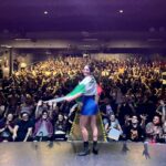 Connie Ballarini Instagram – VIVA MÉXICO 🇲🇽 

Todavía no caigo que ayer estuve en Ciudad de México haciendo dos funciones… dos funciones que fueron bellísimas, con un público súper buena onda y más cálido imposible… gente que viajó un montón de kms para venir al show, gente que me había visto años atrás en Bs As, y ahora vive acá y viene al show… otra chica q el año pasado viajó a Arg y fue hasta La Plata a verme y ayer nuevamente volvió… me emociona la historia qué hay atrás de cada persona que los lleva a venir ( o volver) a mis shows.. escribo esto y me emociono xq es muy fuerte .. me dan ganas de abrazar a cada uno de Uds para agradecerles por hacer ayer una noche inolvidable 
Llevar tu comedia a otros países es el sueño más grande q un comediante puede tener… y que encima sean DOS FUNCIONES AGOTADAS es realmente un flash, 700 personas en otro pais es Increíble… gracias gracias gracias… y para darle un toque más especial y emotivo a la noche tuve el lujo de compartir escenario con dos amigas comediantes que amo y admiro profundamente @monicaescobedoo y @soytupmadre  Dos personas extremadamente divertidas que la comedia me dio la posibilidad de conocer hace 8 años atrás y dsd entonces siempre estuvimos en contacto. Verlas ayer arriba del escenario brillando fue tan hermoso…. Vernos crecer en la comedia es un orgullo. Ayer las veía Dsd el costado del escenario y se me llenaban los ojitos de lágrimas. Lo que logramos amigas!! Aguante nosotras 
Gracias  @monicaescobedoo y @soytupmadre  hermosas por estar presente en esta noche única.  Las amo tanto tanto ! 
Gracias gente hermosa de Mexico por superar ampliamente mis expectativas, la verdad ni pensé que tenía público acá y mira la vida te sorprende y q lindo que así sea … 

Los amo, gracias y hasta pronto no?! ❤️🇲🇽
Si estuviste en la función escribime acá 👇🏽 que amo conocerlos y leerlos 

Producción @standupargentina @matiaspisera