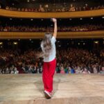 Connie Ballarini Instagram – MAIPO ❤️ 

Que función nos mandamos gente hermosa!! 
Ayer sentí que entramos en FLOW… un concepto muy hermoso que lo sentía muchas veces en el escenario, en esas funciones que decis ‘hoy entra todo’, esas noches que te sentís cómoda, la tranquilidad que da estar conectada con vos y con la gente .. esa noches en las q hay magia, que se siente que estamos todos en una … pero no lo conocía como concepto hasta hace un tiempo cuando una maestra me lo explicó, lo mencionó y dije ‘ahhhhhh siiiiii’  Bueh eso sentí ayer … y es mágico. Se siente hermoso 
Te puede pasar en un deporte, en el escenario o en cualquier disciplina cuando entras en una en la que no existe el tiempo, como cuando sos chico y empezas a jugar algo y cuando miras el reloj decís cómo que pasaron 3hs y no me di cuenta …  bueno eso, esos momentos en el que todo es disfrute y deseas que ese estado sea eterno. … Eso yo sentí yo ayer y fui muy feliz. 
Gracias! Los amo… 
La cantidad de anécdotas y momentos increíbles que se generaron ayer creo q fue récord jajaja. 
Los iré subiendo a mi canal de YouTube para que la gente tb disfrute de estas #CharlitasConElPublico 

Nos vemos el próximo miércoles en este bello CICLO DE LOS MIÉRCOLES EN EL @teatromaipo 
-todos los miércoles de abril y sumamos el 8 y 15 de Mayo – 
Entradas en mi página www.connieballarini.com.ar ( link en bio ) 

Producción @standupargentina @matiaspisera @jeremy_lp1 @pablouchaolmedo
