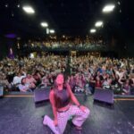Connie Ballarini Instagram – LIMA -PERU 🇵🇪

Gracias por recibirme con tanto amor, estoy muy sorprendida xq nunca imaginé tener público en este país … pero la vida me sorprendió y metimos 800 personas c mi Unipersonal de Stand Up ! 
Gracias gente hermosa x tanto amor 
Gracias @carolinasilvasantisteban por insistir y confiar para traer el Uni acá y obviamente toda la gestión q fue impecable.  Es hermoso volver a cruzarte dsp de tantos años… y ver como las dos crecimos tanto en la comedia me llena de emoción 
Gracias @norkagaspar preciosa por abrirme el show con esa energía arrolladora que tenes y gracias x la investigación exhaustiva sobre Karol G ( ver anteultima historia) 
Gracias a toda la gente increíble que vino al show que fueron lo máximo… y a los comediantes que vinieron a verme. De corazón Uds no saben que hermoso se siente saber que colegas están ahí viendo tu comedia. Gracias fue un placer conocerlos ❤️ 
Estoy en este momento en la cama del hotel procesando todo esto que es muy fuerte y hermoso. 
Me queda un día más aquí de descanso y disfrute porque a eso invita Lima ❤️🇵🇪
PERU, q hermoso país sos, su gente, su comida exquisita y que maravilloso es el pisco por favor 
No soy de tomar pero aquí todos los días un pisco ( y quien te dice dos ) para que me de alegría justa para disfrutar de cada momento en este bellísimo país ! 
Los amo y espero volver prontito 🇵🇪❤️
Gracias x tanto ! 

Producción @standupargentina & @vodevilpe @matiaspisera @carolinasilvasantisteban @gaileerodriguez 
Hotel @britaniacrystalcollection 
Look 💣 @pazcornu @pazcornuok