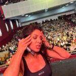 Connie Ballarini Instagram - ITUZAINGO Locura total, primera vez en mi vida que hago mi Unipersonal en un teatro tan gigante con el de ayer ! Si, más de 1300 personas ahí … prefiero no ser muy consciente de eso xq sino me hago 💩 encima Éramos muuuuchiiisimos pero se sintió una calidez como si fuese el living de casa y eso es HERMOSO… Gracias Ituzaingo, como siempre el OESTE tiene una energía contagiosa y una buena onda que amo y agradecer! Aguante Uds y las increíbles anécdotas q contaron… dsp de ayer cuando vaya el chico de Telecentro a tu casa 🏠 nada será igual 😂😂😂 lo van a ver con otros ojos y no van a poder no recordar las fantasías de nuestra amiga y su pareja … tb un especial agradecimiento a Charly y su aqua Gym y recuerden el tip del jengibre… no se si se lo tomaba o que hacía para 🔥🔥🔥. Busca la opción que más te guste 😂 ❤️Gracias gente x ser tan geniales. Los amo con locuraaaaaa - vean la salida en uno de los videos…. es de rock Star !! - 🎸 📸Hay una seguidilla de fotos sacadas x @dieguitomaggio que no sé si es ARTE o 💩 lo que logró con esas capturas. Vayan a verlo y me cuentan😂 Producción @standupargentina @dieguitomaggio @neshis Fechas de mis próximas funciones en mi página www.connieballarini.com.ar