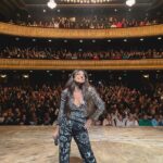 Connie Ballarini Instagram - MAIPO ❤️🎂 Ay ay ay 🥺🥺🥺 estoy feliz, sensible, emocionada, y eternamente agradecida por la función de ayer y por todas las que hicimos estos meses en el bellísimo y cálido @teatromaipo Nunca había hecho un ciclo…cuando mi producción me propuso de hacer los miércoles de marzo y abril tenía miedo, no sabía q onda, y si era un montón… !? y fue un montón… pero de felicidad a tal punto que lo extendimos a Mayo y ahora no quiero terminar😂😂😂 pero bueh hay compromisos … Volvemos con una fecha el 20 de Julio que ya está a la venta y seguramente más llegando a fin de año vamos a repetir otro ciclo porque estuvo increíble! Gracias gente por la magia que generan en cada función y que la hacen única … ayer muy genial gracias x hacerme pasar un cumple lleno de risas con Uds .. No fue como el amigo que se mandó una PARTUZA con sus 5 amigos pero estuvo muy buena la noche igual … Recuerden que pueden cagarla literal con el ‘amor de sus vidas’ 😂😂😂💩 Los amo!! Hasta pronto Producción @standupargentina @matiaspisera Teatro 🎭 @teatromaipo Look @pazcornu @pazcornuok