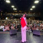 Connie Ballarini Instagram – LIMA -PERU 🇵🇪

Gracias por recibirme con tanto amor, estoy muy sorprendida xq nunca imaginé tener público en este país … pero la vida me sorprendió y metimos 800 personas c mi Unipersonal de Stand Up ! 
Gracias gente hermosa x tanto amor 
Gracias @carolinasilvasantisteban por insistir y confiar para traer el Uni acá y obviamente toda la gestión q fue impecable.  Es hermoso volver a cruzarte dsp de tantos años… y ver como las dos crecimos tanto en la comedia me llena de emoción 
Gracias @norkagaspar preciosa por abrirme el show con esa energía arrolladora que tenes y gracias x la investigación exhaustiva sobre Karol G ( ver anteultima historia) 
Gracias a toda la gente increíble que vino al show que fueron lo máximo… y a los comediantes que vinieron a verme. De corazón Uds no saben que hermoso se siente saber que colegas están ahí viendo tu comedia. Gracias fue un placer conocerlos ❤️ 
Estoy en este momento en la cama del hotel procesando todo esto que es muy fuerte y hermoso. 
Me queda un día más aquí de descanso y disfrute porque a eso invita Lima ❤️🇵🇪
PERU, q hermoso país sos, su gente, su comida exquisita y que maravilloso es el pisco por favor 
No soy de tomar pero aquí todos los días un pisco ( y quien te dice dos ) para que me de alegría justa para disfrutar de cada momento en este bellísimo país ! 
Los amo y espero volver prontito 🇵🇪❤️
Gracias x tanto ! 

Producción @standupargentina & @vodevilpe @matiaspisera @carolinasilvasantisteban @gaileerodriguez 
Hotel @britaniacrystalcollection 
Look 💣 @pazcornu @pazcornuok