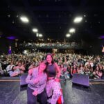 Connie Ballarini Instagram – LIMA -PERU 🇵🇪

Gracias por recibirme con tanto amor, estoy muy sorprendida xq nunca imaginé tener público en este país … pero la vida me sorprendió y metimos 800 personas c mi Unipersonal de Stand Up ! 
Gracias gente hermosa x tanto amor 
Gracias @carolinasilvasantisteban por insistir y confiar para traer el Uni acá y obviamente toda la gestión q fue impecable.  Es hermoso volver a cruzarte dsp de tantos años… y ver como las dos crecimos tanto en la comedia me llena de emoción 
Gracias @norkagaspar preciosa por abrirme el show con esa energía arrolladora que tenes y gracias x la investigación exhaustiva sobre Karol G ( ver anteultima historia) 
Gracias a toda la gente increíble que vino al show que fueron lo máximo… y a los comediantes que vinieron a verme. De corazón Uds no saben que hermoso se siente saber que colegas están ahí viendo tu comedia. Gracias fue un placer conocerlos ❤️ 
Estoy en este momento en la cama del hotel procesando todo esto que es muy fuerte y hermoso. 
Me queda un día más aquí de descanso y disfrute porque a eso invita Lima ❤️🇵🇪
PERU, q hermoso país sos, su gente, su comida exquisita y que maravilloso es el pisco por favor 
No soy de tomar pero aquí todos los días un pisco ( y quien te dice dos ) para que me de alegría justa para disfrutar de cada momento en este bellísimo país ! 
Los amo y espero volver prontito 🇵🇪❤️
Gracias x tanto ! 

Producción @standupargentina & @vodevilpe @matiaspisera @carolinasilvasantisteban @gaileerodriguez 
Hotel @britaniacrystalcollection 
Look 💣 @pazcornu @pazcornuok