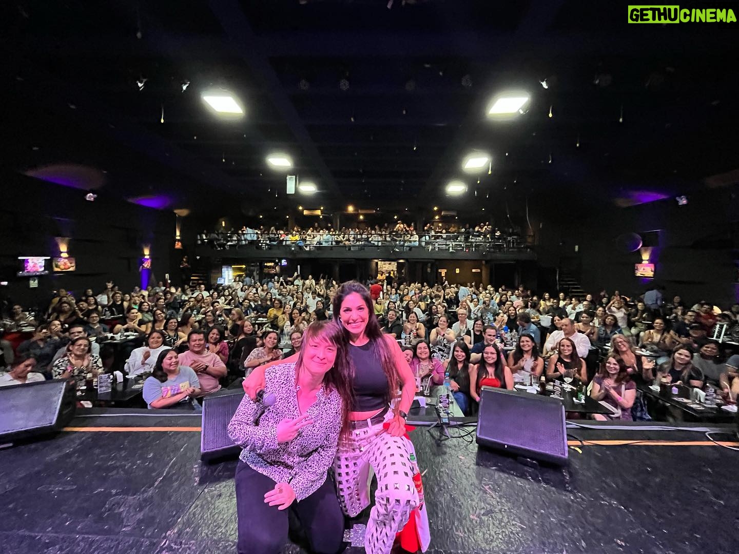 Connie Ballarini Instagram - LIMA -PERU 🇵🇪 Gracias por recibirme con tanto amor, estoy muy sorprendida xq nunca imaginé tener público en este país … pero la vida me sorprendió y metimos 800 personas c mi Unipersonal de Stand Up ! Gracias gente hermosa x tanto amor Gracias @carolinasilvasantisteban por insistir y confiar para traer el Uni acá y obviamente toda la gestión q fue impecable. Es hermoso volver a cruzarte dsp de tantos años… y ver como las dos crecimos tanto en la comedia me llena de emoción Gracias @norkagaspar preciosa por abrirme el show con esa energía arrolladora que tenes y gracias x la investigación exhaustiva sobre Karol G ( ver anteultima historia) Gracias a toda la gente increíble que vino al show que fueron lo máximo… y a los comediantes que vinieron a verme. De corazón Uds no saben que hermoso se siente saber que colegas están ahí viendo tu comedia. Gracias fue un placer conocerlos ❤️ Estoy en este momento en la cama del hotel procesando todo esto que es muy fuerte y hermoso. Me queda un día más aquí de descanso y disfrute porque a eso invita Lima ❤️🇵🇪 PERU, q hermoso país sos, su gente, su comida exquisita y que maravilloso es el pisco por favor No soy de tomar pero aquí todos los días un pisco ( y quien te dice dos ) para que me de alegría justa para disfrutar de cada momento en este bellísimo país ! Los amo y espero volver prontito 🇵🇪❤️ Gracias x tanto ! Producción @standupargentina & @vodevilpe @matiaspisera @carolinasilvasantisteban @gaileerodriguez Hotel @britaniacrystalcollection Look 💣 @pazcornu @pazcornuok