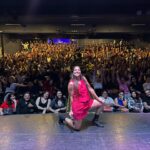 Connie Ballarini Instagram – VIVA MÉXICO 🇲🇽 

Todavía no caigo que ayer estuve en Ciudad de México haciendo dos funciones… dos funciones que fueron bellísimas, con un público súper buena onda y más cálido imposible… gente que viajó un montón de kms para venir al show, gente que me había visto años atrás en Bs As, y ahora vive acá y viene al show… otra chica q el año pasado viajó a Arg y fue hasta La Plata a verme y ayer nuevamente volvió… me emociona la historia qué hay atrás de cada persona que los lleva a venir ( o volver) a mis shows.. escribo esto y me emociono xq es muy fuerte .. me dan ganas de abrazar a cada uno de Uds para agradecerles por hacer ayer una noche inolvidable 
Llevar tu comedia a otros países es el sueño más grande q un comediante puede tener… y que encima sean DOS FUNCIONES AGOTADAS es realmente un flash, 700 personas en otro pais es Increíble… gracias gracias gracias… y para darle un toque más especial y emotivo a la noche tuve el lujo de compartir escenario con dos amigas comediantes que amo y admiro profundamente @monicaescobedoo y @soytupmadre  Dos personas extremadamente divertidas que la comedia me dio la posibilidad de conocer hace 8 años atrás y dsd entonces siempre estuvimos en contacto. Verlas ayer arriba del escenario brillando fue tan hermoso…. Vernos crecer en la comedia es un orgullo. Ayer las veía Dsd el costado del escenario y se me llenaban los ojitos de lágrimas. Lo que logramos amigas!! Aguante nosotras 
Gracias  @monicaescobedoo y @soytupmadre  hermosas por estar presente en esta noche única.  Las amo tanto tanto ! 
Gracias gente hermosa de Mexico por superar ampliamente mis expectativas, la verdad ni pensé que tenía público acá y mira la vida te sorprende y q lindo que así sea … 

Los amo, gracias y hasta pronto no?! ❤️🇲🇽
Si estuviste en la función escribime acá 👇🏽 que amo conocerlos y leerlos 

Producción @standupargentina @matiaspisera
