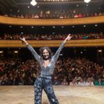 Connie Ballarini Instagram - MAIPO ❤️🎂 Ay ay ay 🥺🥺🥺 estoy feliz, sensible, emocionada, y eternamente agradecida por la función de ayer y por todas las que hicimos estos meses en el bellísimo y cálido @teatromaipo Nunca había hecho un ciclo…cuando mi producción me propuso de hacer los miércoles de marzo y abril tenía miedo, no sabía q onda, y si era un montón… !? y fue un montón… pero de felicidad a tal punto que lo extendimos a Mayo y ahora no quiero terminar😂😂😂 pero bueh hay compromisos … Volvemos con una fecha el 20 de Julio que ya está a la venta y seguramente más llegando a fin de año vamos a repetir otro ciclo porque estuvo increíble! Gracias gente por la magia que generan en cada función y que la hacen única … ayer muy genial gracias x hacerme pasar un cumple lleno de risas con Uds .. No fue como el amigo que se mandó una PARTUZA con sus 5 amigos pero estuvo muy buena la noche igual … Recuerden que pueden cagarla literal con el ‘amor de sus vidas’ 😂😂😂💩 Los amo!! Hasta pronto Producción @standupargentina @matiaspisera Teatro 🎭 @teatromaipo Look @pazcornu @pazcornuok