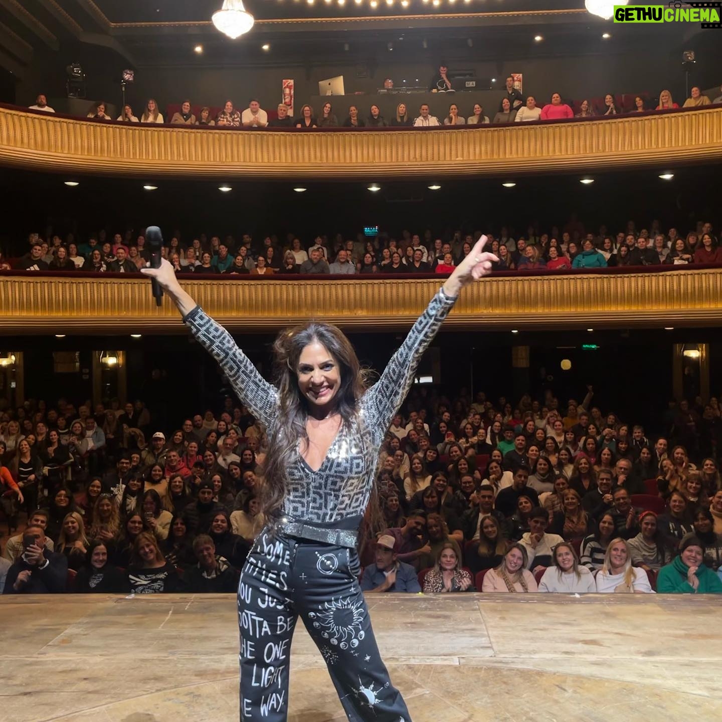 Connie Ballarini Instagram - MAIPO ❤️🎂 Ay ay ay 🥺🥺🥺 estoy feliz, sensible, emocionada, y eternamente agradecida por la función de ayer y por todas las que hicimos estos meses en el bellísimo y cálido @teatromaipo Nunca había hecho un ciclo…cuando mi producción me propuso de hacer los miércoles de marzo y abril tenía miedo, no sabía q onda, y si era un montón… !? y fue un montón… pero de felicidad a tal punto que lo extendimos a Mayo y ahora no quiero terminar😂😂😂 pero bueh hay compromisos … Volvemos con una fecha el 20 de Julio que ya está a la venta y seguramente más llegando a fin de año vamos a repetir otro ciclo porque estuvo increíble! Gracias gente por la magia que generan en cada función y que la hacen única … ayer muy genial gracias x hacerme pasar un cumple lleno de risas con Uds .. No fue como el amigo que se mandó una PARTUZA con sus 5 amigos pero estuvo muy buena la noche igual … Recuerden que pueden cagarla literal con el ‘amor de sus vidas’ 😂😂😂💩 Los amo!! Hasta pronto Producción @standupargentina @matiaspisera Teatro 🎭 @teatromaipo Look @pazcornu @pazcornuok