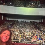 Connie Ballarini Instagram - ITUZAINGO Locura total, primera vez en mi vida que hago mi Unipersonal en un teatro tan gigante con el de ayer ! Si, más de 1300 personas ahí … prefiero no ser muy consciente de eso xq sino me hago 💩 encima Éramos muuuuchiiisimos pero se sintió una calidez como si fuese el living de casa y eso es HERMOSO… Gracias Ituzaingo, como siempre el OESTE tiene una energía contagiosa y una buena onda que amo y agradecer! Aguante Uds y las increíbles anécdotas q contaron… dsp de ayer cuando vaya el chico de Telecentro a tu casa 🏠 nada será igual 😂😂😂 lo van a ver con otros ojos y no van a poder no recordar las fantasías de nuestra amiga y su pareja … tb un especial agradecimiento a Charly y su aqua Gym y recuerden el tip del jengibre… no se si se lo tomaba o que hacía para 🔥🔥🔥. Busca la opción que más te guste 😂 ❤️Gracias gente x ser tan geniales. Los amo con locuraaaaaa - vean la salida en uno de los videos…. es de rock Star !! - 🎸 📸Hay una seguidilla de fotos sacadas x @dieguitomaggio que no sé si es ARTE o 💩 lo que logró con esas capturas. Vayan a verlo y me cuentan😂 Producción @standupargentina @dieguitomaggio @neshis Fechas de mis próximas funciones en mi página www.connieballarini.com.ar