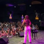 Connie Ballarini Instagram – LIMA -PERU 🇵🇪

Gracias por recibirme con tanto amor, estoy muy sorprendida xq nunca imaginé tener público en este país … pero la vida me sorprendió y metimos 800 personas c mi Unipersonal de Stand Up ! 
Gracias gente hermosa x tanto amor 
Gracias @carolinasilvasantisteban por insistir y confiar para traer el Uni acá y obviamente toda la gestión q fue impecable.  Es hermoso volver a cruzarte dsp de tantos años… y ver como las dos crecimos tanto en la comedia me llena de emoción 
Gracias @norkagaspar preciosa por abrirme el show con esa energía arrolladora que tenes y gracias x la investigación exhaustiva sobre Karol G ( ver anteultima historia) 
Gracias a toda la gente increíble que vino al show que fueron lo máximo… y a los comediantes que vinieron a verme. De corazón Uds no saben que hermoso se siente saber que colegas están ahí viendo tu comedia. Gracias fue un placer conocerlos ❤️ 
Estoy en este momento en la cama del hotel procesando todo esto que es muy fuerte y hermoso. 
Me queda un día más aquí de descanso y disfrute porque a eso invita Lima ❤️🇵🇪
PERU, q hermoso país sos, su gente, su comida exquisita y que maravilloso es el pisco por favor 
No soy de tomar pero aquí todos los días un pisco ( y quien te dice dos ) para que me de alegría justa para disfrutar de cada momento en este bellísimo país ! 
Los amo y espero volver prontito 🇵🇪❤️
Gracias x tanto ! 

Producción @standupargentina & @vodevilpe @matiaspisera @carolinasilvasantisteban @gaileerodriguez 
Hotel @britaniacrystalcollection 
Look 💣 @pazcornu @pazcornuok