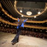 Connie Ballarini Instagram - MAIPO 🙌🏽❤️ Ay ay ay se va terminando este ciclo hermoso de LOS MIÉRCOLES en el @teatromaipo y a mi me agarra una cositaaaaa xq es magia pura lo que sucede con Uds ahí Nos queda el miércoles que viene, último de este ciclo pero que en breve se va a repetir xq Uds hicieron q sea un ÉXITO! Gracias a toda la gente hermosa q vino ayer, no sé si alguna se fue a peregrinar con la chica de la primera fila 😂 Gracias a los tips alguna va a meter un caño en el medio de la casa y gracias a la chica q vino con el novio con trofeo 🏆 incorporado a mostrarlo a la función 😂🙈 Recuerden hacerse amigos del encargado y nunca ponerse en garantía ( menos a un novio ) Y si alguien descubrió cuál era el fútbolista que me lo mande x privado porque me toy volviendo loca googleando futbol Milán 3meses Los amo un montón Nos vemos el miércoles que viene en la última función de este ciclo ! - no quiero decir mucho, pero en JuLio me pareeeeeeceeeeeeeee q hacemos otro Maipo ! Estén atentos! 👉🏽 🎥. Deslicen y vean la coreo de Emilia dsd dos planos distintos… la 2da con cámara ‘en mano’ literal es ESPECTACULAR 😂 Producción 👾 @standupargentina @matiaspisera @neshis @pablouchaolmedo Look 💣 camisa @haeder.club Top @somos_rad Pantalon : mío 👉🏽Entradas e info de mis funciones en www.connieballarini.com.ar