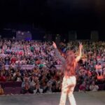 Connie Ballarini Instagram – TIGRE QUE LOCURAAAAAAAA POR FAVOR!! 

2 funciones Agotadas, casi 2000 personas vinieron ayer a jugar conmigo… el nivel de felicidad y de extasis en mi cuerpo Dsp de ambas funciones no me dejaba conciliar el sueño… hablame de quedar manija 😂😂😂. Es que encima fueron dos funciones tan increíblemente divertidas con todos los condimentos para una noche inolvidable…. Consejos sobre lubricanes con Banda de sonido en la anécdota incluida .. 🥛, una lista hermosa de precios 🤑de servicios 🔥y promo de P3T3 😂🙈, cómo contratar al negro de Wapp para una noche, el ahora famoso ‘cul0, 🪵 ‘ q no olvidaremos jamás… ah y como broche de oro un chusmerio hermoso que va a quedar entre los que estuvimos ahí ayer q hizo q en un momento el show se convirtiera en Intrusos en el Espectáculo 😂. Realmente eso fue un gol de media cancha 😉 🤭

Los amo muchísimo, me divertí como loca y estoy eternamente agradecida por la noche inolvidable que hicimos ayer. Fueron lo máximo! 

Producción @standupargentina @matiaspisera @neshis y Tuki 

Looks 💣 @pazcornu @pazcornuok 

🚨 Hoy hay nueva charlita con el público en mi canal de YouTube a las 19hs 

🎭 Fechas de mis funciones y entradas en mi página www.connieballarini.com.ar