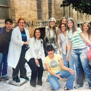 Connie Ballarini Instagram - EDUCACIÓN PÚBLICA SIEMPRE 🇦🇷❤️

Me recibí en la UBA en la facultad de farmacia y bioquímica y me duele profundamente la situación que están pasando las universidades. Desfinanciar las universidades es pegarle directamente al futuro de los argentinos, es pegarle directamente a los que no pueden pagar por educación y que en ella encuentran la posibilidad de una vida mejor 
Y ni que hablar el nivel que tiene nuestra universidad pública, estudiar en un lugar de excelencia con los mejores profesores / profesionales y que todos tengamos acceso a eso es algo que logramos de lo que tenemos que estar orgullosos y que no podemos perder 
La educación y la salud no pueden ser un lujo, es un derecho de todos 
Cuidemos la educación pública, cuidemos nuestra salud pública, cuidemos nuestro país 🇦🇷❤️