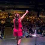 Connie Ballarini Instagram – VIVA MÉXICO 🇲🇽 

Todavía no caigo que ayer estuve en Ciudad de México haciendo dos funciones… dos funciones que fueron bellísimas, con un público súper buena onda y más cálido imposible… gente que viajó un montón de kms para venir al show, gente que me había visto años atrás en Bs As, y ahora vive acá y viene al show… otra chica q el año pasado viajó a Arg y fue hasta La Plata a verme y ayer nuevamente volvió… me emociona la historia qué hay atrás de cada persona que los lleva a venir ( o volver) a mis shows.. escribo esto y me emociono xq es muy fuerte .. me dan ganas de abrazar a cada uno de Uds para agradecerles por hacer ayer una noche inolvidable 
Llevar tu comedia a otros países es el sueño más grande q un comediante puede tener… y que encima sean DOS FUNCIONES AGOTADAS es realmente un flash, 700 personas en otro pais es Increíble… gracias gracias gracias… y para darle un toque más especial y emotivo a la noche tuve el lujo de compartir escenario con dos amigas comediantes que amo y admiro profundamente @monicaescobedoo y @soytupmadre  Dos personas extremadamente divertidas que la comedia me dio la posibilidad de conocer hace 8 años atrás y dsd entonces siempre estuvimos en contacto. Verlas ayer arriba del escenario brillando fue tan hermoso…. Vernos crecer en la comedia es un orgullo. Ayer las veía Dsd el costado del escenario y se me llenaban los ojitos de lágrimas. Lo que logramos amigas!! Aguante nosotras 
Gracias  @monicaescobedoo y @soytupmadre  hermosas por estar presente en esta noche única.  Las amo tanto tanto ! 
Gracias gente hermosa de Mexico por superar ampliamente mis expectativas, la verdad ni pensé que tenía público acá y mira la vida te sorprende y q lindo que así sea … 

Los amo, gracias y hasta pronto no?! ❤️🇲🇽
Si estuviste en la función escribime acá 👇🏽 que amo conocerlos y leerlos 

Producción @standupargentina @matiaspisera