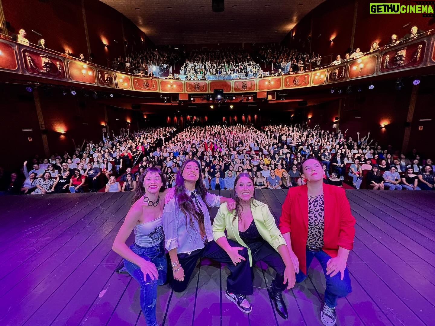 Connie Ballarini Instagram - Volvimosssss!!!🥳🥳 Gracias a todos los que vinieron el martes! 📣Recuerden que pueden vernos presencial todos los martes 20:30 hs en @elnacionalsancorseguros o por streaming adquiriendo las entradas en @passline_argentina (links en bio) Somos #LasChicasDeLaCulpa @connieballarini @fermetilli @mguinzburg @nataliacarulias