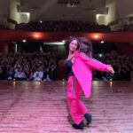 Connie Ballarini Instagram - ROSARIO Que publico maravilloso por favor !!! Me dejaron feliz y de cama 😂😂😂 siiii q noche movidita ayer gente hermosa ! Si, porque si pienso en algo que defina la noche de ayer es MOVIMIENTO… Uds me llevan a moverme de los lugares conocidos y explorar nuevos … Uds me llevan a eso al tomar sus propuestas que surgen en el momento y a dejarnos juntos llevar por el juego … amo y agradezco por estar disponibles a jugar conmigo. Escribo esto y me emociono por las cosas q ocurren en la función Ayer no me expliques cómo pero la magia hizo que de una despedida de soltera saltara a preguntarle a un grupo de amigos a q se dedicaban y había un Striper en el grupo de Jorge y ahí bueh ahí tuvimos el show adentro del show. Gracias Cristian por tu generosidad y tus movimientos pélvicos 😂 ( deslicen y verán video de lo ocurrido ! Ahh y escribí acá cómo contactarte xq ya pegaste varios eventos Dsp de la demostración de ayer !!) Que divertido estuvo!! y no saben lo que aprendo de Uds porque es vértigo al 100% ( x eso será q quede tan manija que hasta las 3 am no me puede dormir ? Puede ser 😂😂😂) Gente Uds hacen que ocurra la magia, Uds con sus ocurrencias, con sus carcajadas especiales 😂, con sus tips como el ‘aguita calentita’, el GEL gritado Dsd un pozo o sus anécdotas… la genia que se tomó el remise para descubrir la infidelidad fue hermoso y por suerte no cagó el show 😂 ❤️ Quien estuvo ayer!? Los leo! Amo leerlos y recordar la noche de ayer 👇🏽 👉🏽Gracias por tanto. Me voy de Rosario feliz. Los amo por siempre y gracias x ser tan especiales 🚨nos volvemos a ver el 14 DE SEPTIEMBRE ( si, ya hay fecha !! Así q agendennnn el encuentro) Producción @standupargentina @matiaspisera @neshis Look 💣 @pazcornu @pazcornuok Hotel 🏨 @mercurerosario Gracias 🎭 @teatromateobooz Pd: aclaración escribí todo este posteo Dsd el auto yendo a Parana para la función de hoy escuchando Ricky Martín y creo q me sensibilizó bocha 😂😂😂🙈🙈🙈