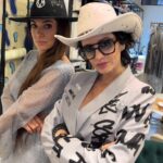 Connie Ballarini Instagram - @connieballarini espero me traigas los premios!🤣🤣 Feliz día del trabajador! Nos divertimos un montón haciendo este video distinto, un poco de humor para alegrar el trabajo y la vida! 🫶🏻😍 Toda lo que tenemos puesto obvio lo encuentran en @pazcornu #humor #moda #style