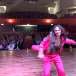 Connie Ballarini Instagram - ROSARIO Que publico maravilloso por favor !!! Me dejaron feliz y de cama 😂😂😂 siiii q noche movidita ayer gente hermosa ! Si, porque si pienso en algo que defina la noche de ayer es MOVIMIENTO… Uds me llevan a moverme de los lugares conocidos y explorar nuevos … Uds me llevan a eso al tomar sus propuestas que surgen en el momento y a dejarnos juntos llevar por el juego … amo y agradezco por estar disponibles a jugar conmigo. Escribo esto y me emociono por las cosas q ocurren en la función Ayer no me expliques cómo pero la magia hizo que de una despedida de soltera saltara a preguntarle a un grupo de amigos a q se dedicaban y había un Striper en el grupo de Jorge y ahí bueh ahí tuvimos el show adentro del show. Gracias Cristian por tu generosidad y tus movimientos pélvicos 😂 ( deslicen y verán video de lo ocurrido ! Ahh y escribí acá cómo contactarte xq ya pegaste varios eventos Dsp de la demostración de ayer !!) Que divertido estuvo!! y no saben lo que aprendo de Uds porque es vértigo al 100% ( x eso será q quede tan manija que hasta las 3 am no me puede dormir ? Puede ser 😂😂😂) Gente Uds hacen que ocurra la magia, Uds con sus ocurrencias, con sus carcajadas especiales 😂, con sus tips como el ‘aguita calentita’, el GEL gritado Dsd un pozo o sus anécdotas… la genia que se tomó el remise para descubrir la infidelidad fue hermoso y por suerte no cagó el show 😂 ❤️ Quien estuvo ayer!? Los leo! Amo leerlos y recordar la noche de ayer 👇🏽 👉🏽Gracias por tanto. Me voy de Rosario feliz. Los amo por siempre y gracias x ser tan especiales 🚨nos volvemos a ver el 14 DE SEPTIEMBRE ( si, ya hay fecha !! Así q agendennnn el encuentro) Producción @standupargentina @matiaspisera @neshis Look 💣 @pazcornu @pazcornuok Hotel 🏨 @mercurerosario Gracias 🎭 @teatromateobooz Pd: aclaración escribí todo este posteo Dsd el auto yendo a Parana para la función de hoy escuchando Ricky Martín y creo q me sensibilizó bocha 😂😂😂🙈🙈🙈