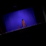 Connie Ballarini Instagram - ROSARIO Que publico maravilloso por favor !!! Me dejaron feliz y de cama 😂😂😂 siiii q noche movidita ayer gente hermosa ! Si, porque si pienso en algo que defina la noche de ayer es MOVIMIENTO… Uds me llevan a moverme de los lugares conocidos y explorar nuevos … Uds me llevan a eso al tomar sus propuestas que surgen en el momento y a dejarnos juntos llevar por el juego … amo y agradezco por estar disponibles a jugar conmigo. Escribo esto y me emociono por las cosas q ocurren en la función Ayer no me expliques cómo pero la magia hizo que de una despedida de soltera saltara a preguntarle a un grupo de amigos a q se dedicaban y había un Striper en el grupo de Jorge y ahí bueh ahí tuvimos el show adentro del show. Gracias Cristian por tu generosidad y tus movimientos pélvicos 😂 ( deslicen y verán video de lo ocurrido ! Ahh y escribí acá cómo contactarte xq ya pegaste varios eventos Dsp de la demostración de ayer !!) Que divertido estuvo!! y no saben lo que aprendo de Uds porque es vértigo al 100% ( x eso será q quede tan manija que hasta las 3 am no me puede dormir ? Puede ser 😂😂😂) Gente Uds hacen que ocurra la magia, Uds con sus ocurrencias, con sus carcajadas especiales 😂, con sus tips como el ‘aguita calentita’, el GEL gritado Dsd un pozo o sus anécdotas… la genia que se tomó el remise para descubrir la infidelidad fue hermoso y por suerte no cagó el show 😂 ❤️ Quien estuvo ayer!? Los leo! Amo leerlos y recordar la noche de ayer 👇🏽 👉🏽Gracias por tanto. Me voy de Rosario feliz. Los amo por siempre y gracias x ser tan especiales 🚨nos volvemos a ver el 14 DE SEPTIEMBRE ( si, ya hay fecha !! Así q agendennnn el encuentro) Producción @standupargentina @matiaspisera @neshis Look 💣 @pazcornu @pazcornuok Hotel 🏨 @mercurerosario Gracias 🎭 @teatromateobooz Pd: aclaración escribí todo este posteo Dsd el auto yendo a Parana para la función de hoy escuchando Ricky Martín y creo q me sensibilizó bocha 😂😂😂🙈🙈🙈