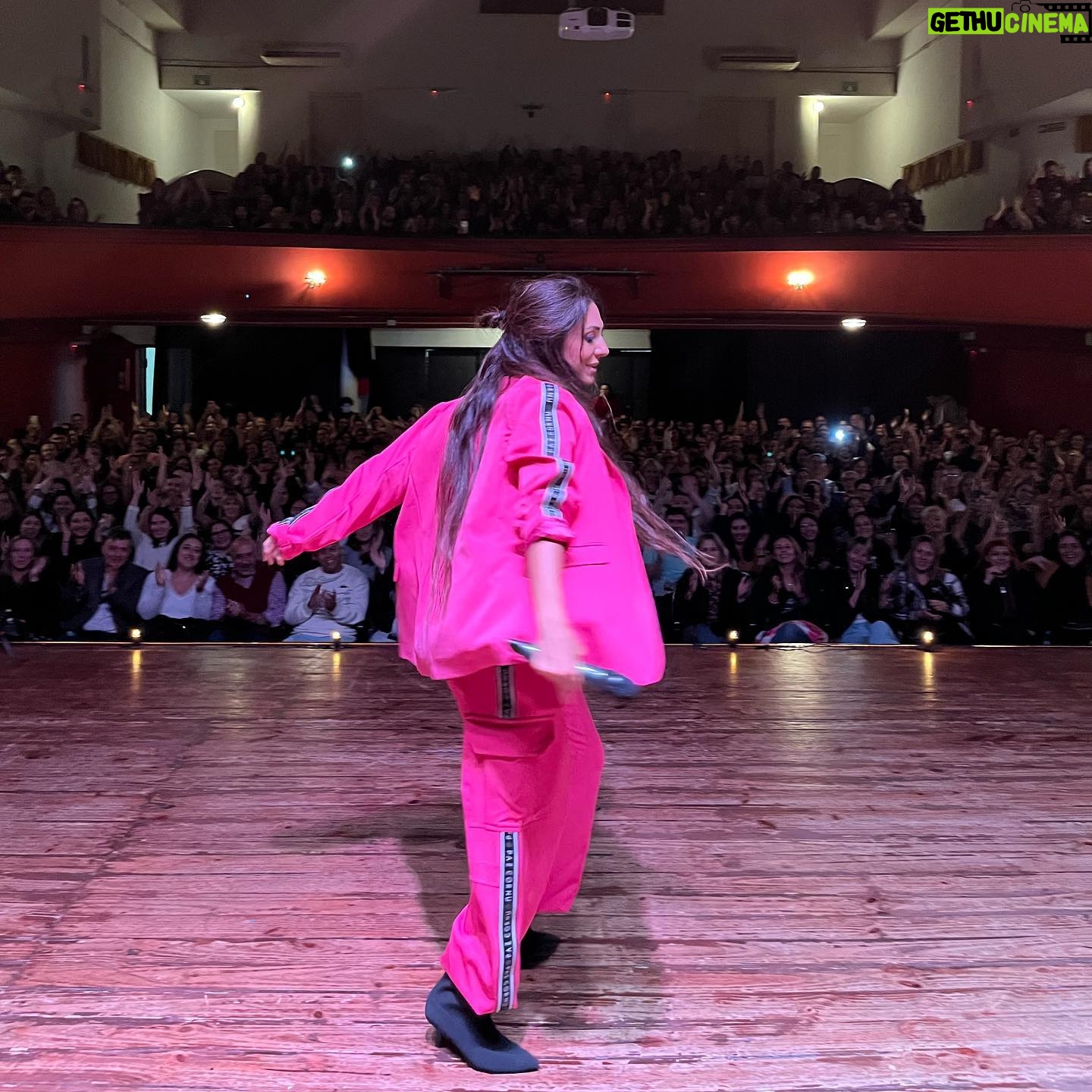 Connie Ballarini Instagram - ROSARIO Que publico maravilloso por favor !!! Me dejaron feliz y de cama 😂😂😂 siiii q noche movidita ayer gente hermosa ! Si, porque si pienso en algo que defina la noche de ayer es MOVIMIENTO… Uds me llevan a moverme de los lugares conocidos y explorar nuevos … Uds me llevan a eso al tomar sus propuestas que surgen en el momento y a dejarnos juntos llevar por el juego … amo y agradezco por estar disponibles a jugar conmigo. Escribo esto y me emociono por las cosas q ocurren en la función Ayer no me expliques cómo pero la magia hizo que de una despedida de soltera saltara a preguntarle a un grupo de amigos a q se dedicaban y había un Striper en el grupo de Jorge y ahí bueh ahí tuvimos el show adentro del show. Gracias Cristian por tu generosidad y tus movimientos pélvicos 😂 ( deslicen y verán video de lo ocurrido ! Ahh y escribí acá cómo contactarte xq ya pegaste varios eventos Dsp de la demostración de ayer !!) Que divertido estuvo!! y no saben lo que aprendo de Uds porque es vértigo al 100% ( x eso será q quede tan manija que hasta las 3 am no me puede dormir ? Puede ser 😂😂😂) Gente Uds hacen que ocurra la magia, Uds con sus ocurrencias, con sus carcajadas especiales 😂, con sus tips como el ‘aguita calentita’, el GEL gritado Dsd un pozo o sus anécdotas… la genia que se tomó el remise para descubrir la infidelidad fue hermoso y por suerte no cagó el show 😂 ❤️ Quien estuvo ayer!? Los leo! Amo leerlos y recordar la noche de ayer 👇🏽 👉🏽Gracias por tanto. Me voy de Rosario feliz. Los amo por siempre y gracias x ser tan especiales 🚨nos volvemos a ver el 14 DE SEPTIEMBRE ( si, ya hay fecha !! Así q agendennnn el encuentro) Producción @standupargentina @matiaspisera @neshis Look 💣 @pazcornu @pazcornuok Hotel 🏨 @mercurerosario Gracias 🎭 @teatromateobooz Pd: aclaración escribí todo este posteo Dsd el auto yendo a Parana para la función de hoy escuchando Ricky Martín y creo q me sensibilizó bocha 😂😂😂🙈🙈🙈